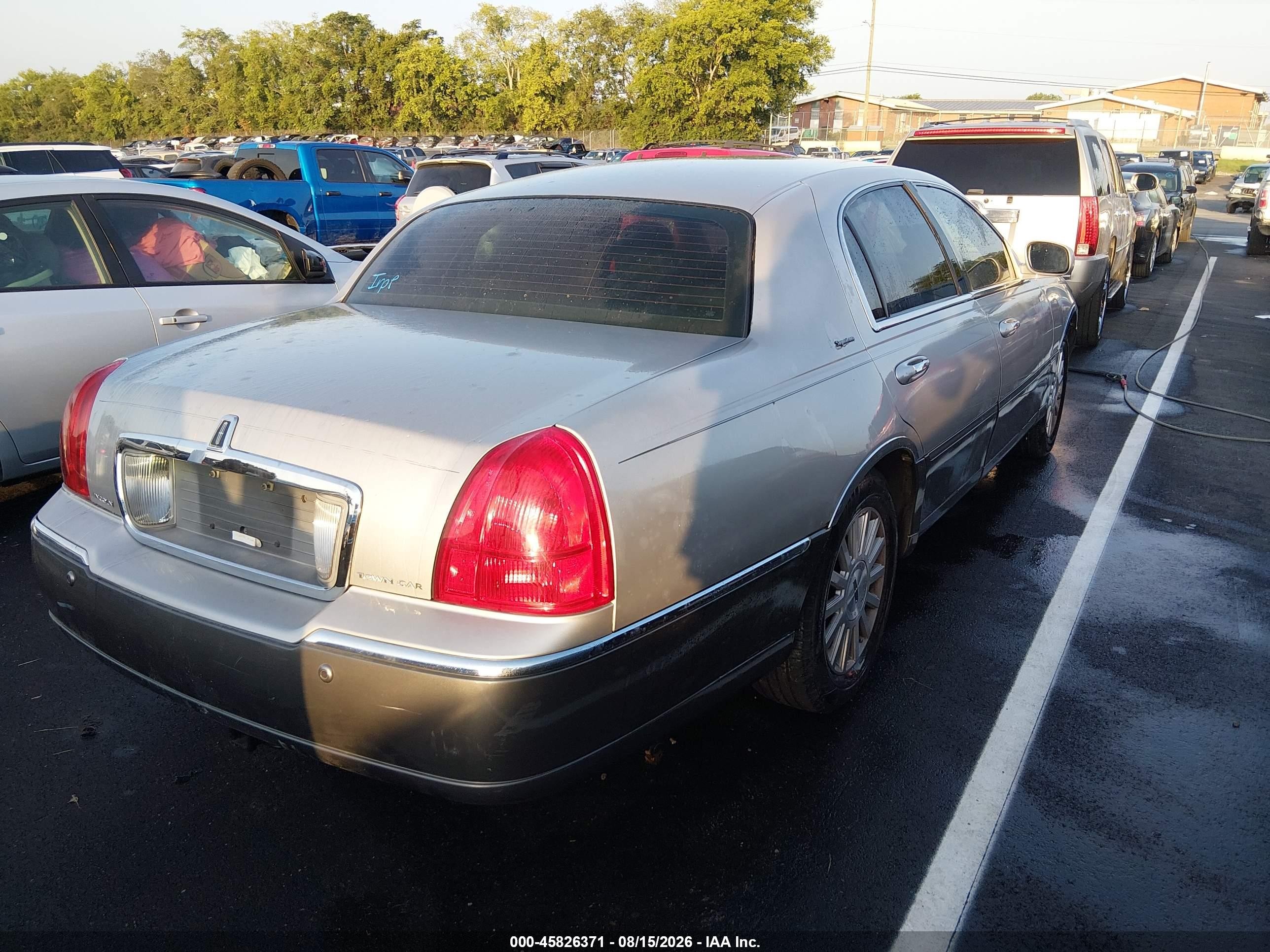 2003 Lincoln Town Car Signature Silver vin: 1LNHM82W03Y685447
