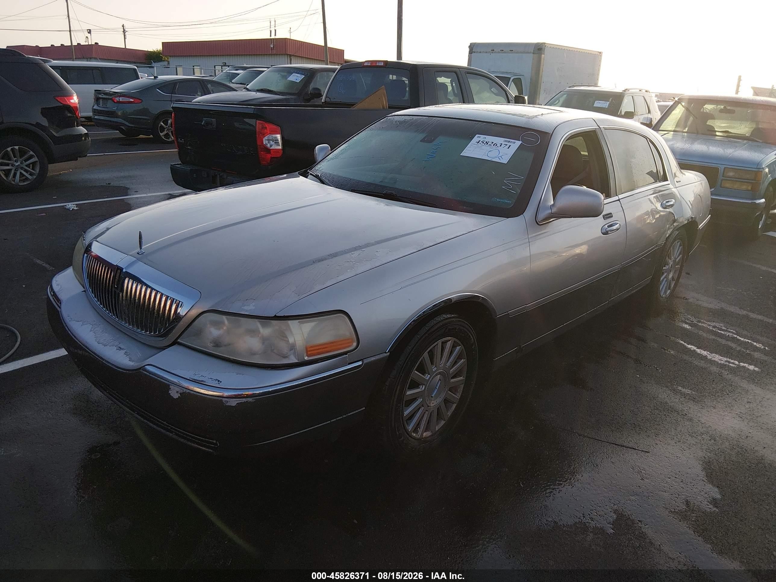 2003 Lincoln Town Car Signature Silver vin: 1LNHM82W03Y685447