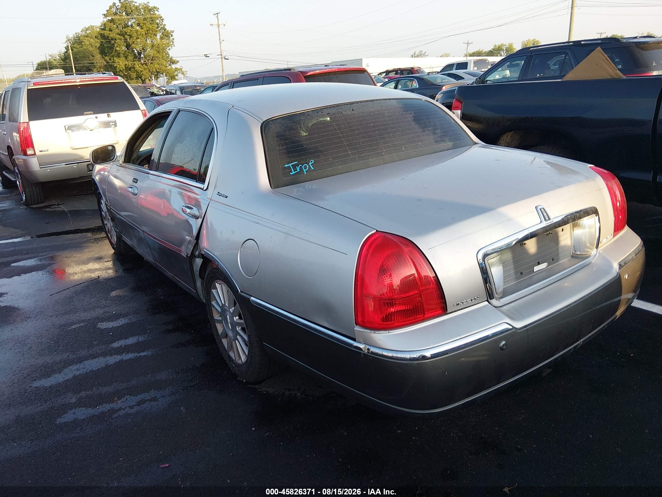 2003 Lincoln Town Car Signature Silver vin: 1LNHM82W03Y685447