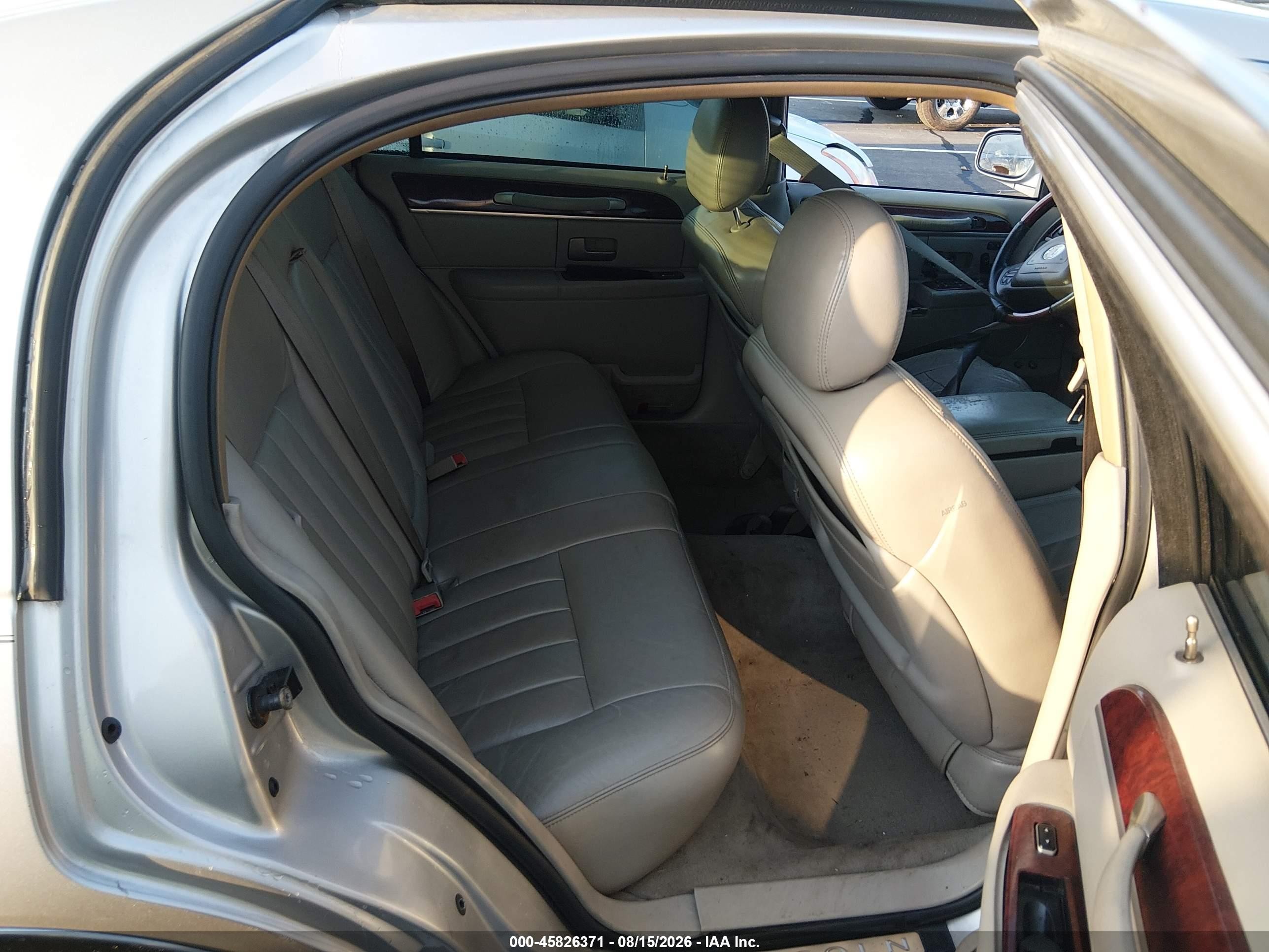2003 Lincoln Town Car Signature Silver vin: 1LNHM82W03Y685447