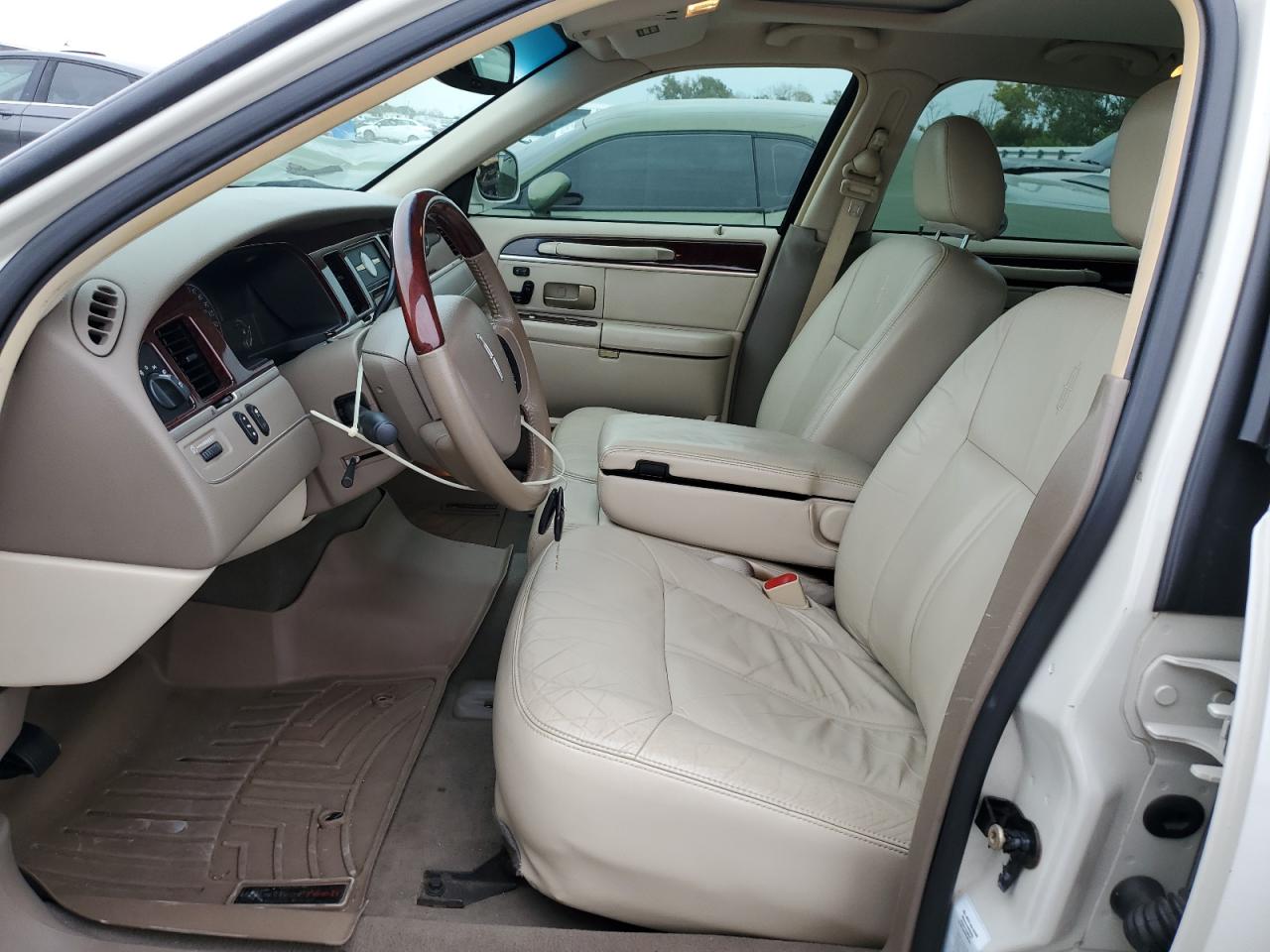 2005 Lincoln Town Car Signature Limited Beige vin: 1LNHM82W05Y627941