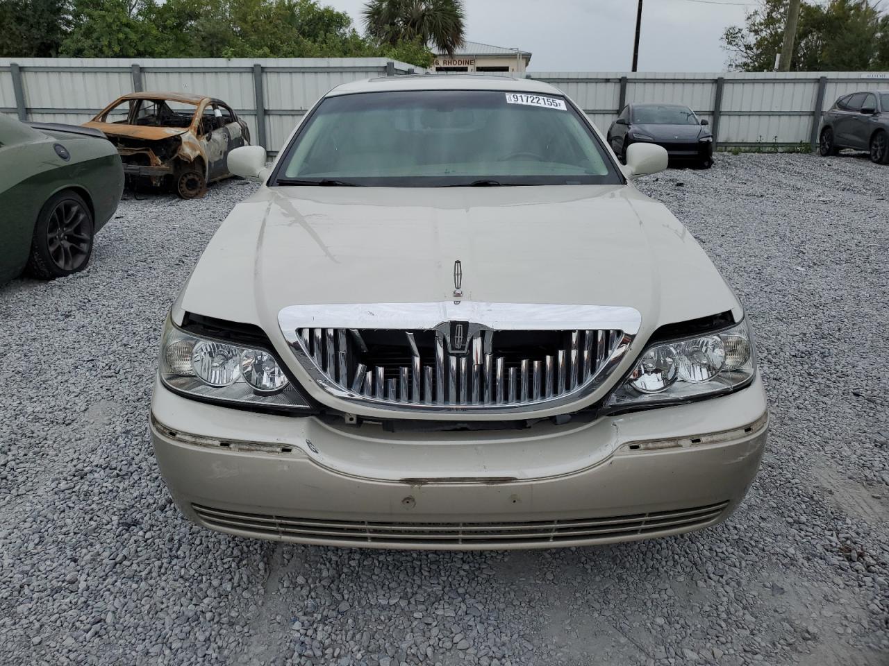 2005 Lincoln Town Car Signature Limited Beige vin: 1LNHM82W05Y627941
