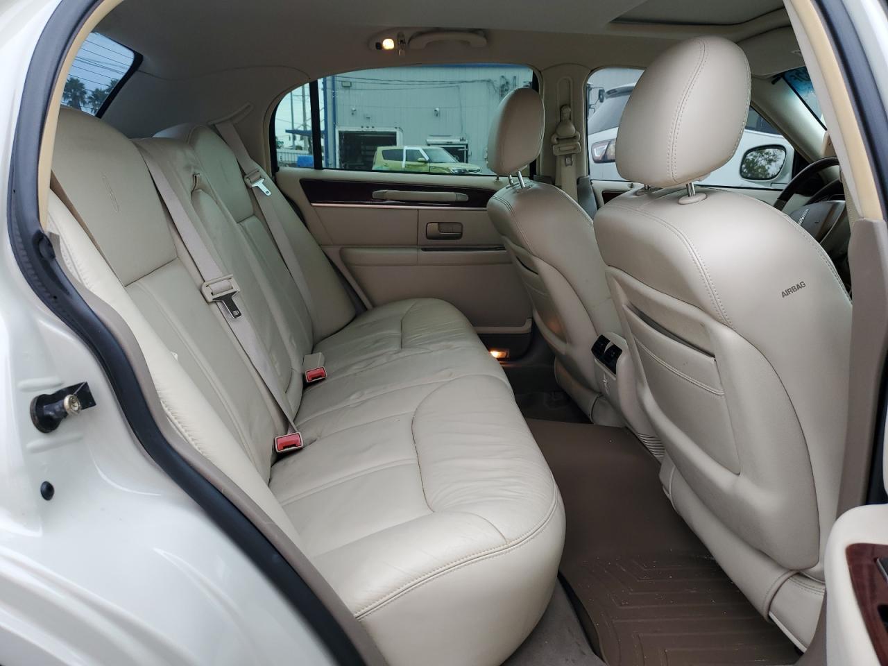 2005 Lincoln Town Car Signature Limited Beige vin: 1LNHM82W05Y627941