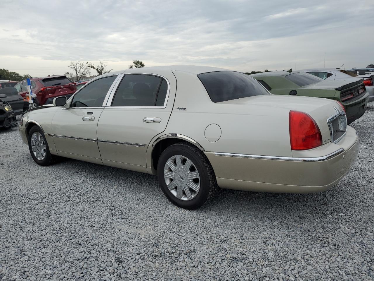 2005 Lincoln Town Car Signature Limited Beige vin: 1LNHM82W05Y627941
