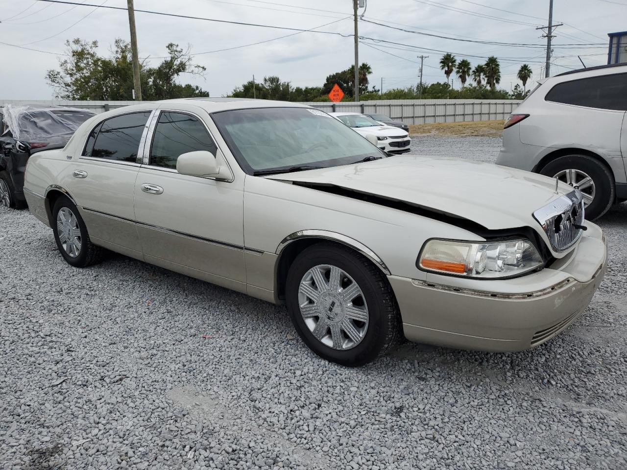 2005 Lincoln Town Car Signature Limited Beige vin: 1LNHM82W05Y627941