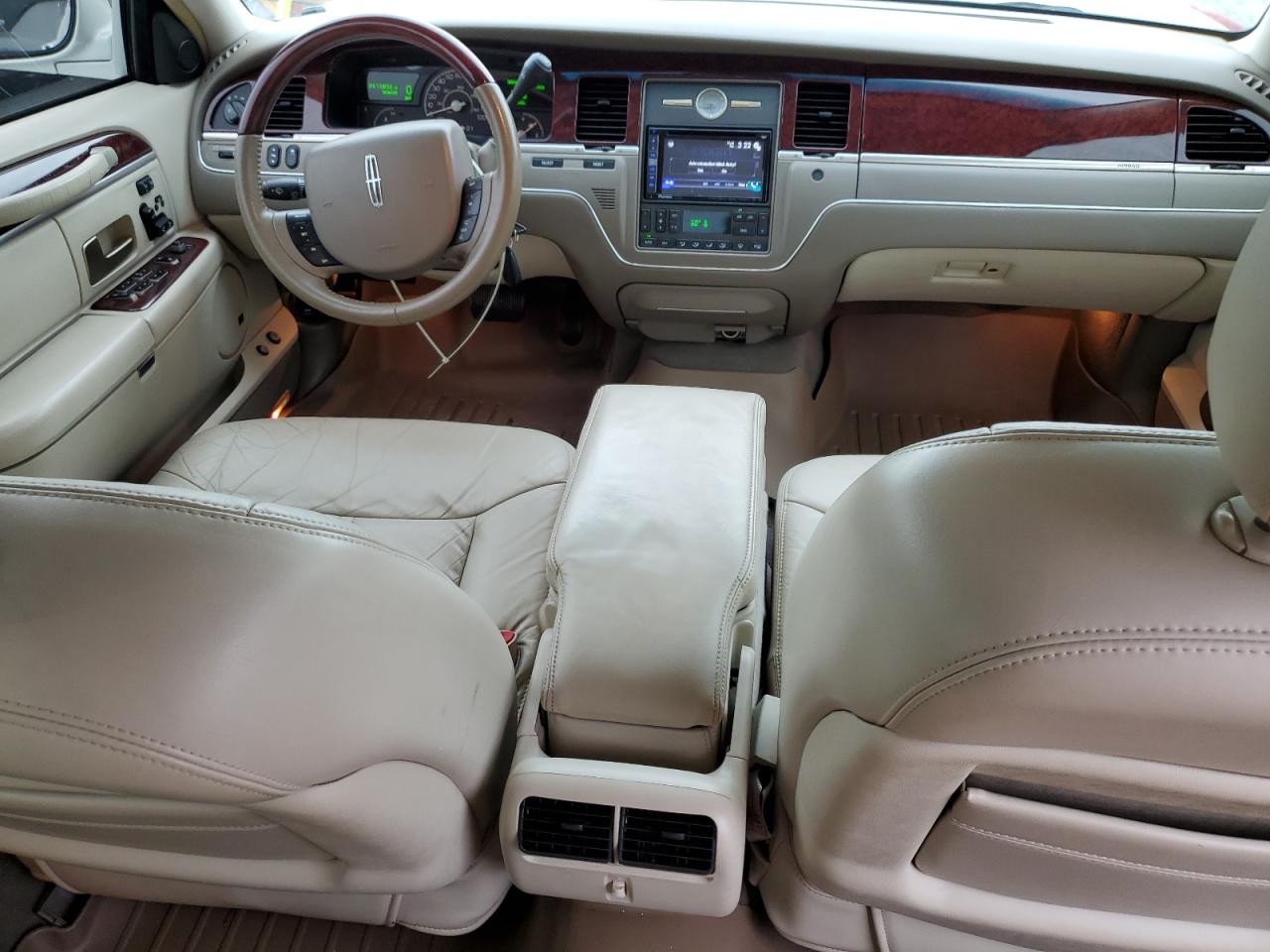 2005 Lincoln Town Car Signature Limited Beige vin: 1LNHM82W05Y627941