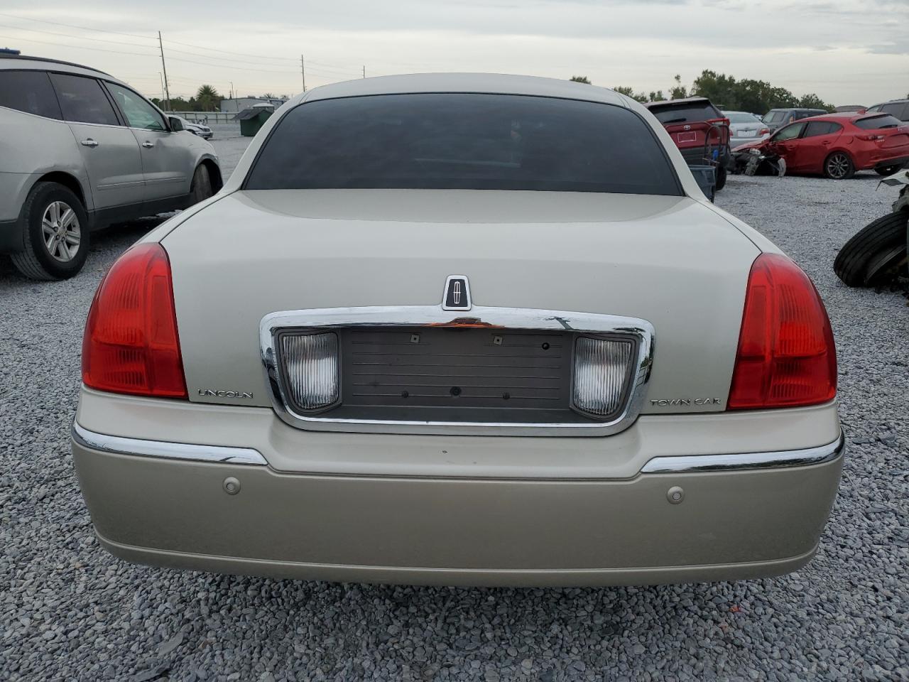 2005 Lincoln Town Car Signature Limited Beige vin: 1LNHM82W05Y627941