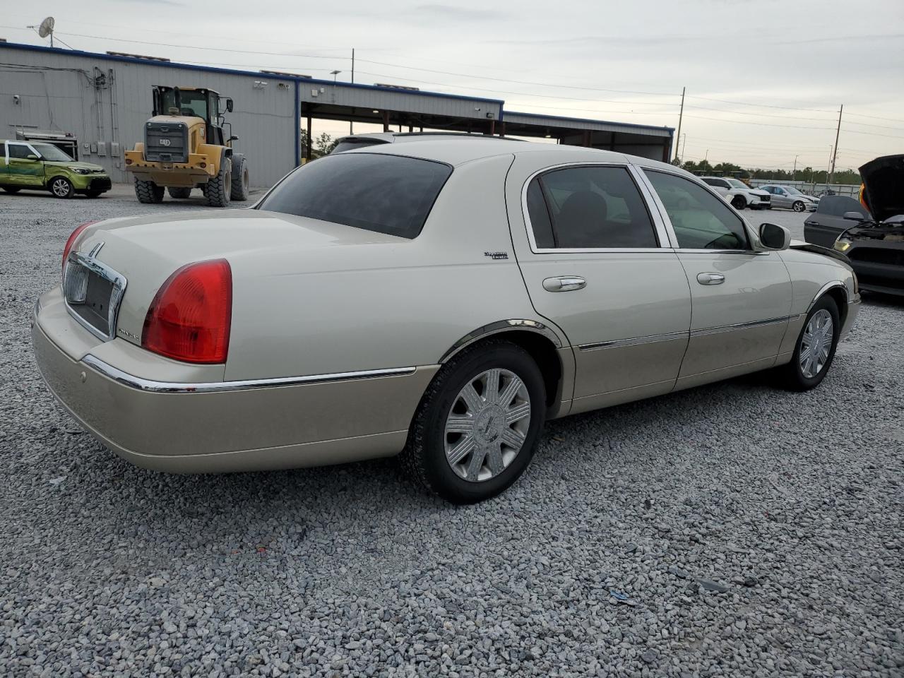 2005 Lincoln Town Car Signature Limited Beige vin: 1LNHM82W05Y627941