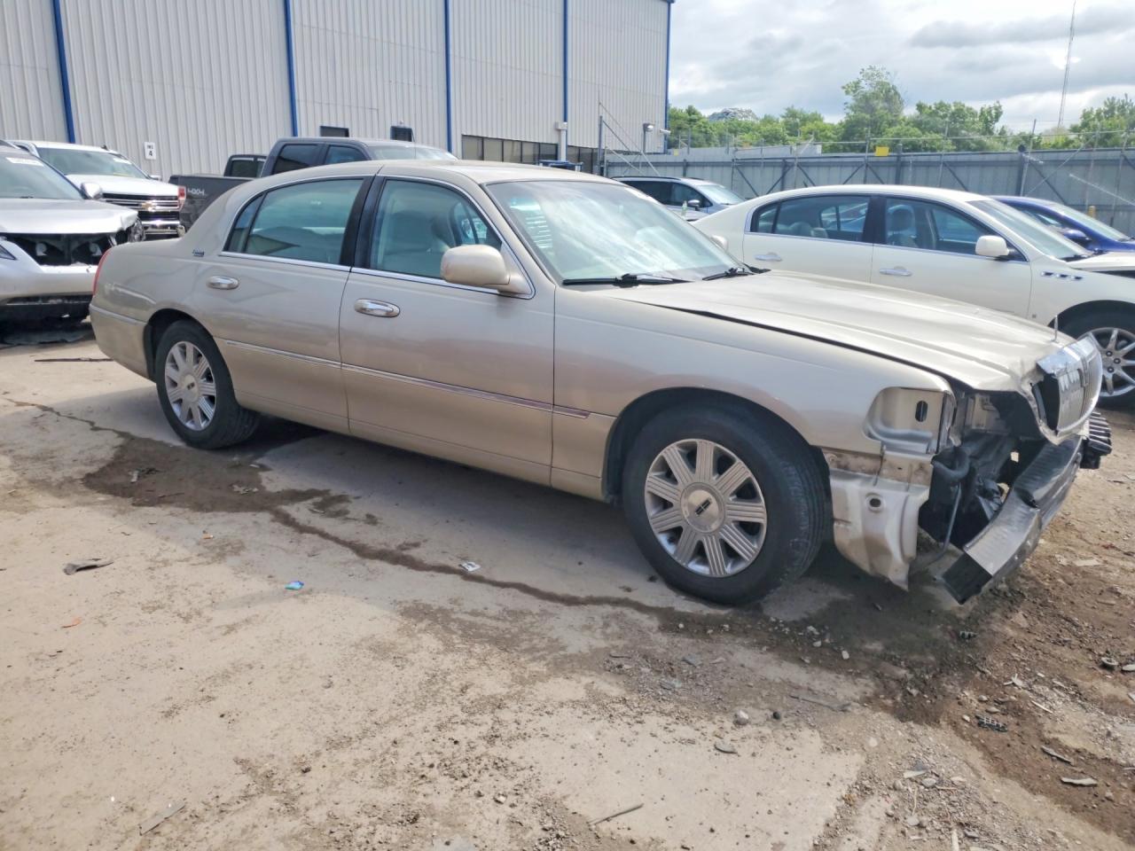 2005 Lincoln Town Car Signature Limited Beige vin: 1LNHM82W05Y630001