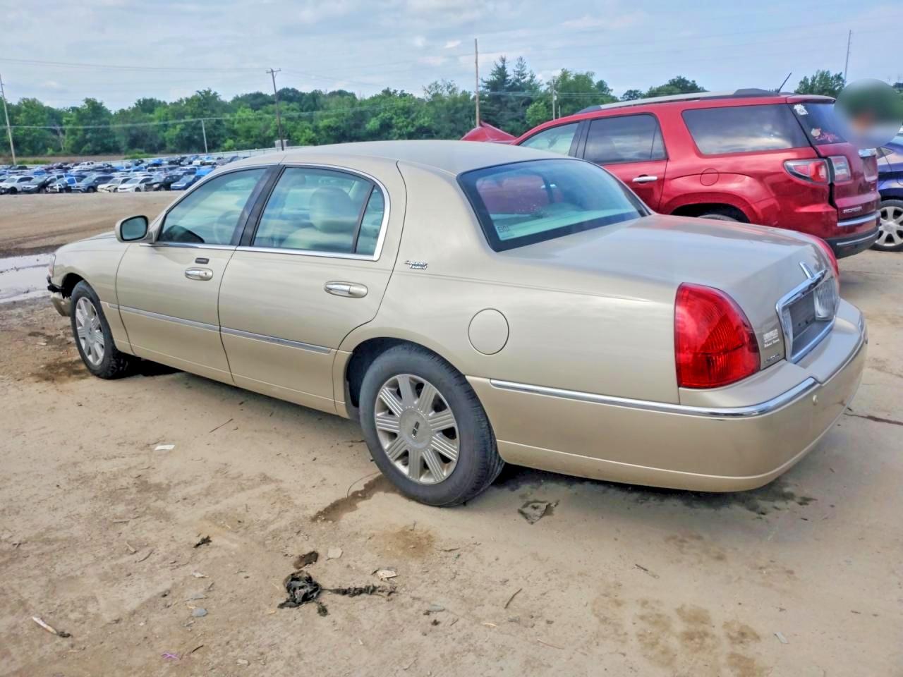 2005 Lincoln Town Car Signature Limited Beige vin: 1LNHM82W05Y630001