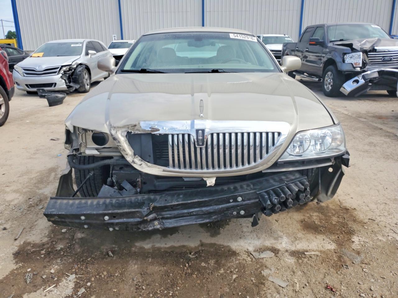 2005 Lincoln Town Car Signature Limited Beige vin: 1LNHM82W05Y630001