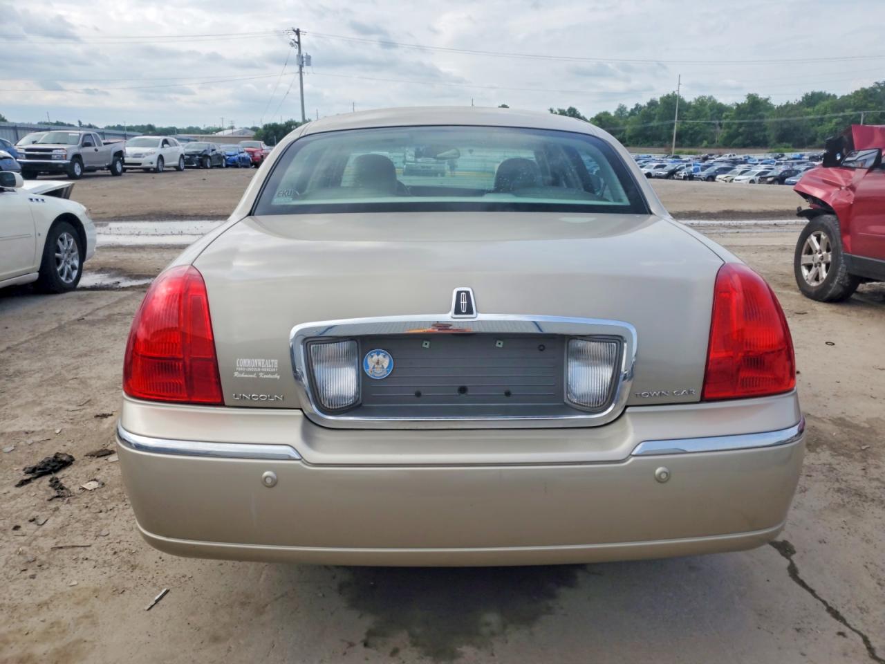 2005 Lincoln Town Car Signature Limited Beige vin: 1LNHM82W05Y630001