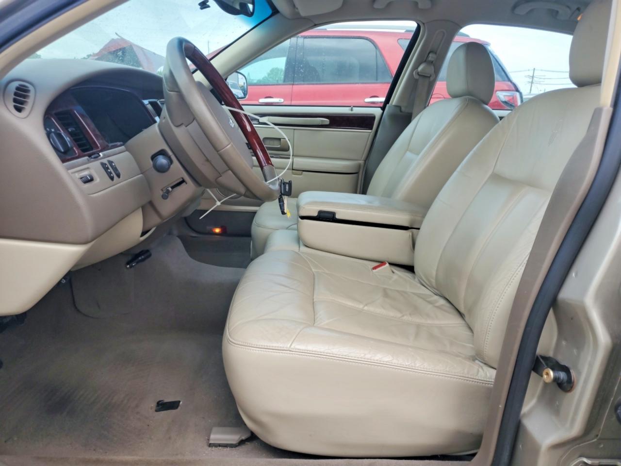 2005 Lincoln Town Car Signature Limited Beige vin: 1LNHM82W05Y630001