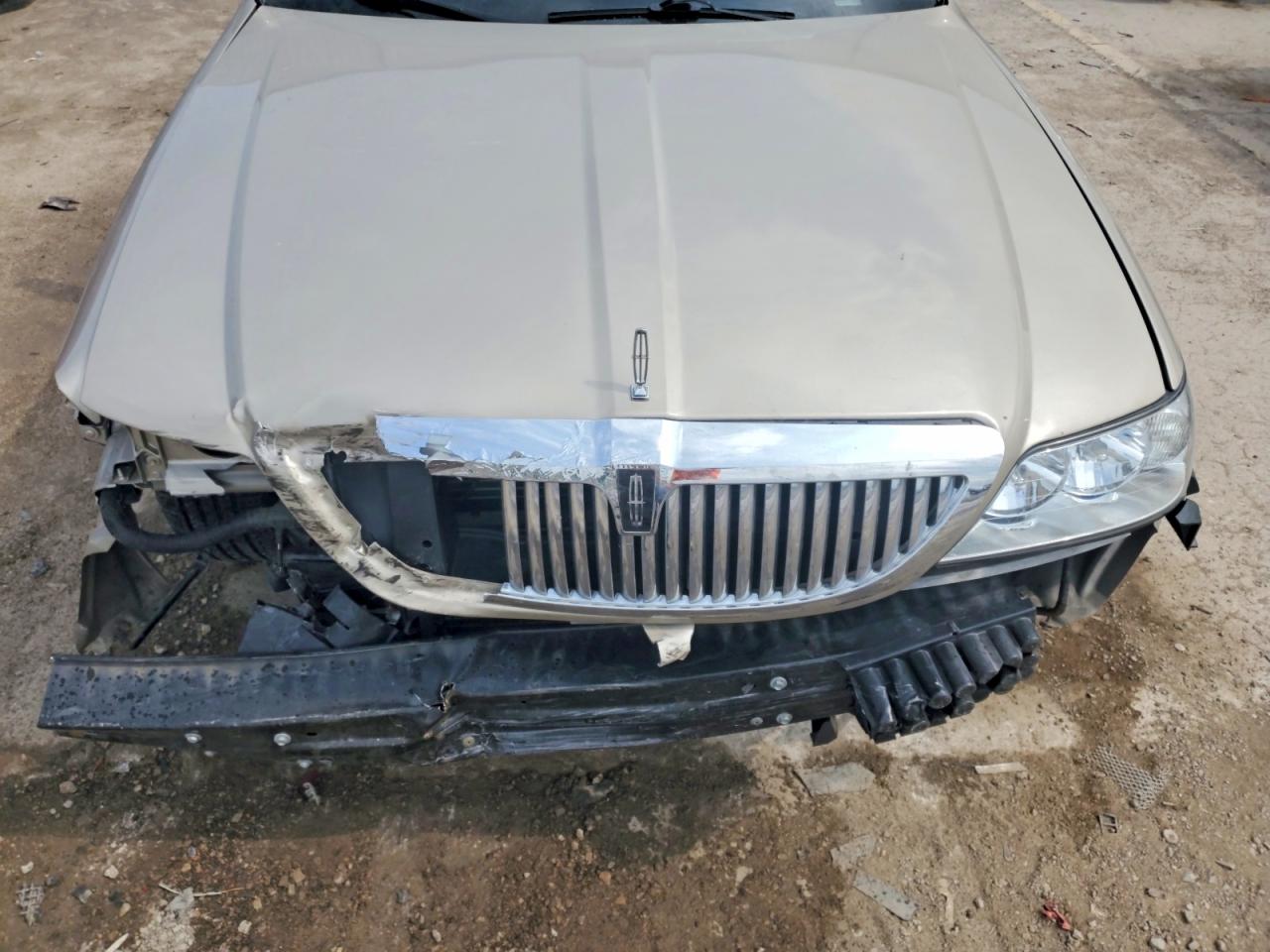 2005 Lincoln Town Car Signature Limited Beige vin: 1LNHM82W05Y630001