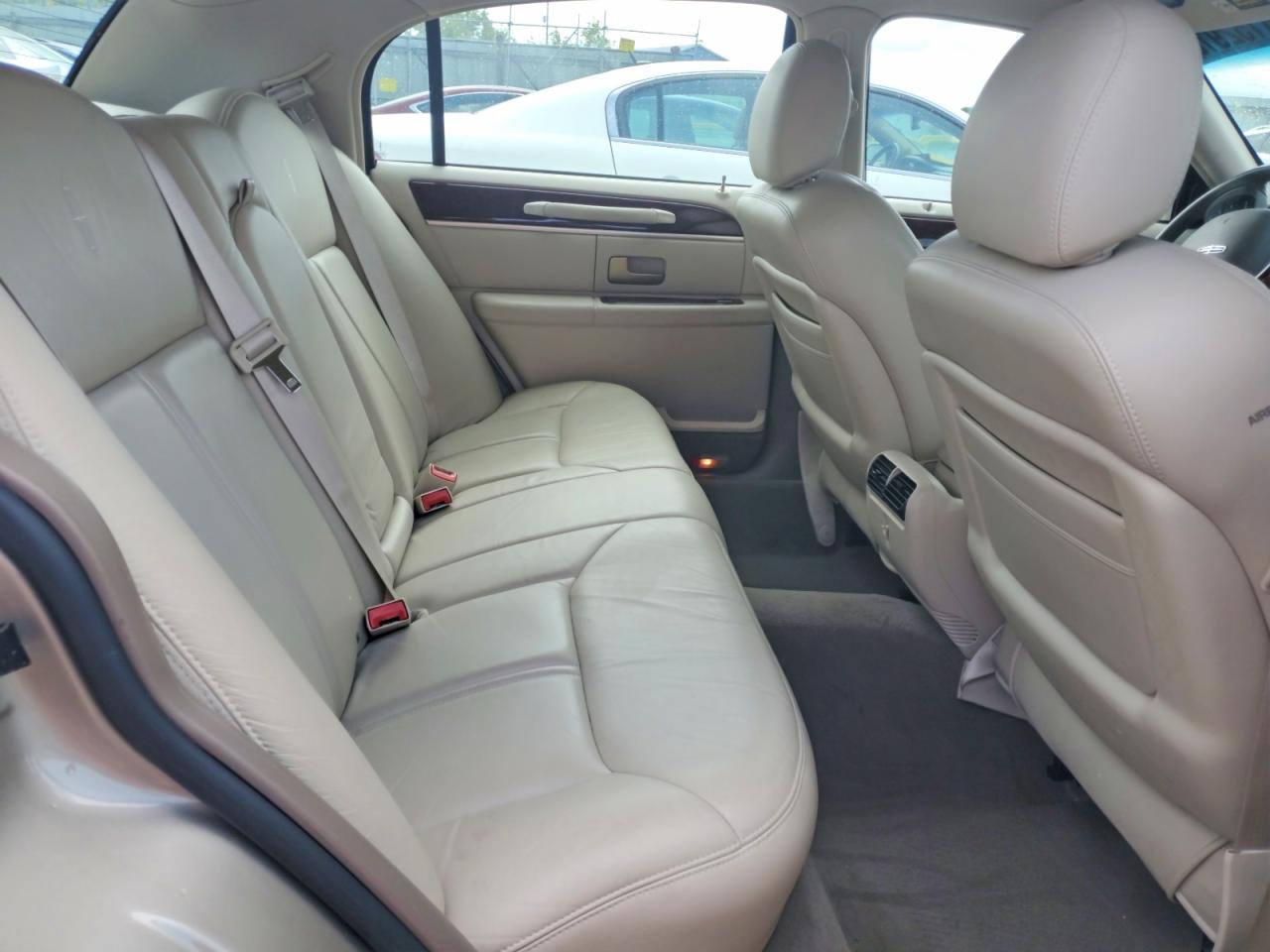 2005 Lincoln Town Car Signature Limited Beige vin: 1LNHM82W05Y630001