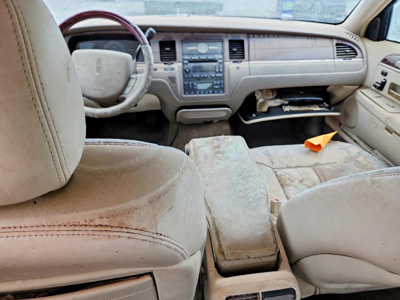 2005 Lincoln Town Car Signature Limited White vin: 1LNHM82W05Y658395