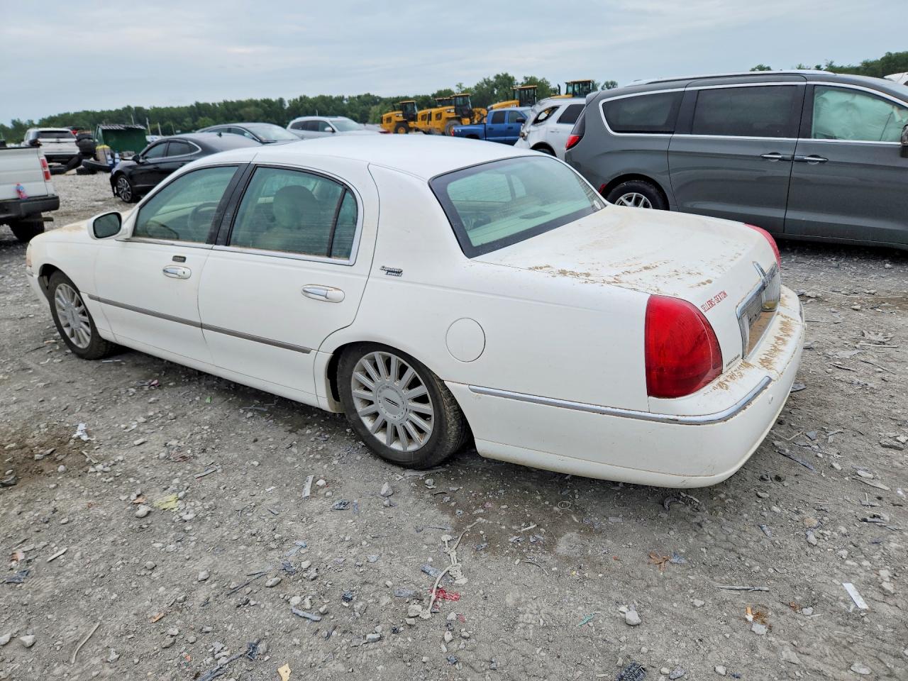 2005 Lincoln Town Car Signature Limited White vin: 1LNHM82W05Y658395