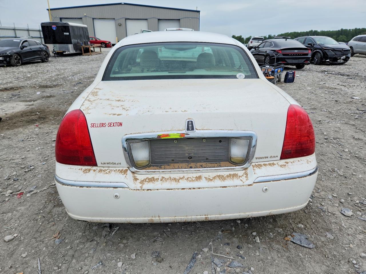 2005 Lincoln Town Car Signature Limited White vin: 1LNHM82W05Y658395