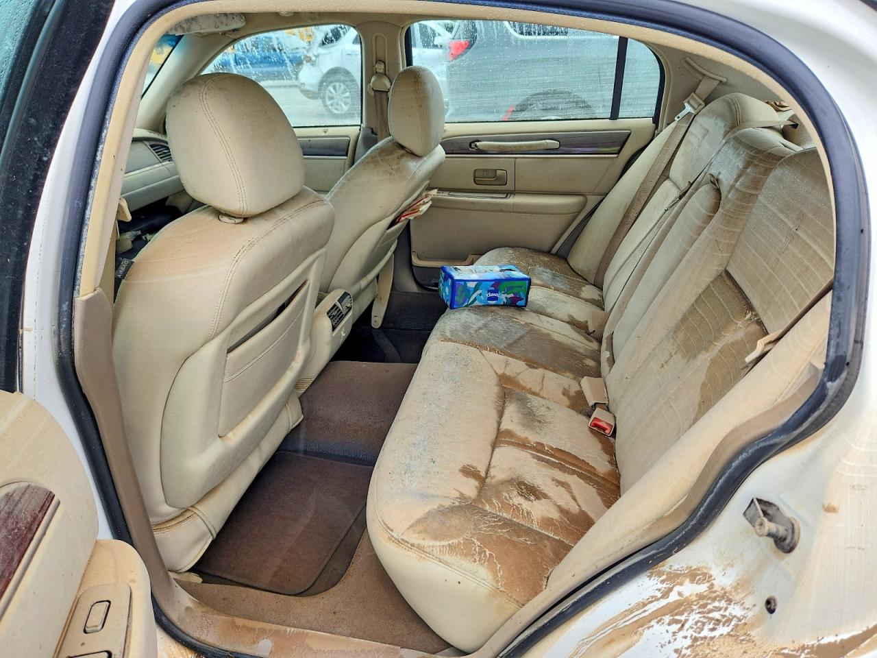 2005 Lincoln Town Car Signature Limited White vin: 1LNHM82W05Y658395