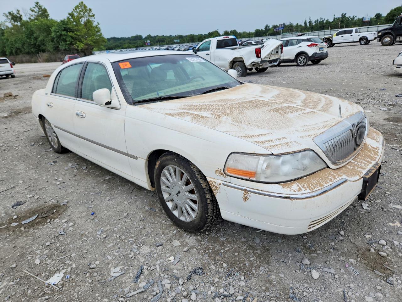 2005 Lincoln Town Car Signature Limited White vin: 1LNHM82W05Y658395