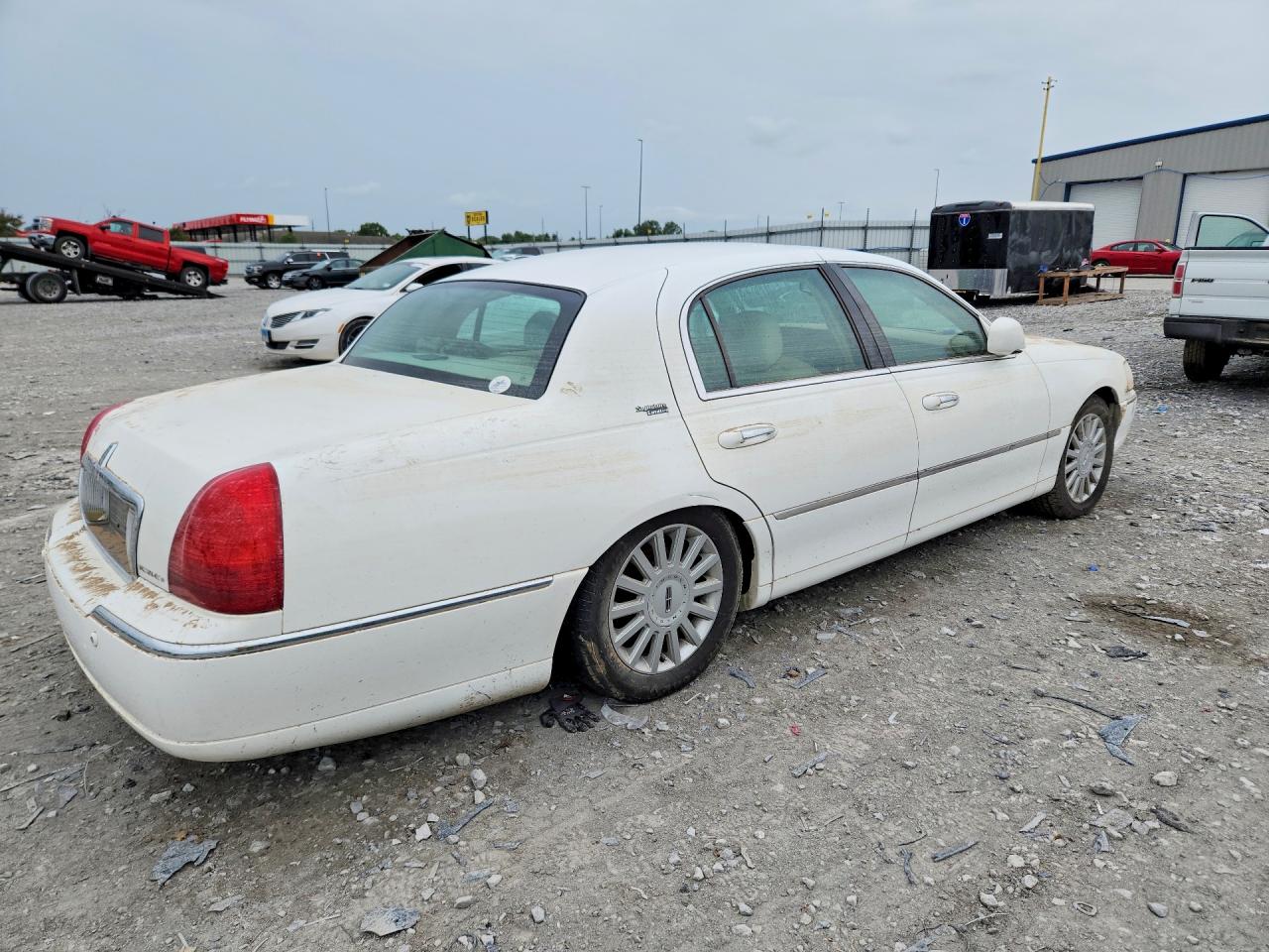 2005 Lincoln Town Car Signature Limited White vin: 1LNHM82W05Y658395