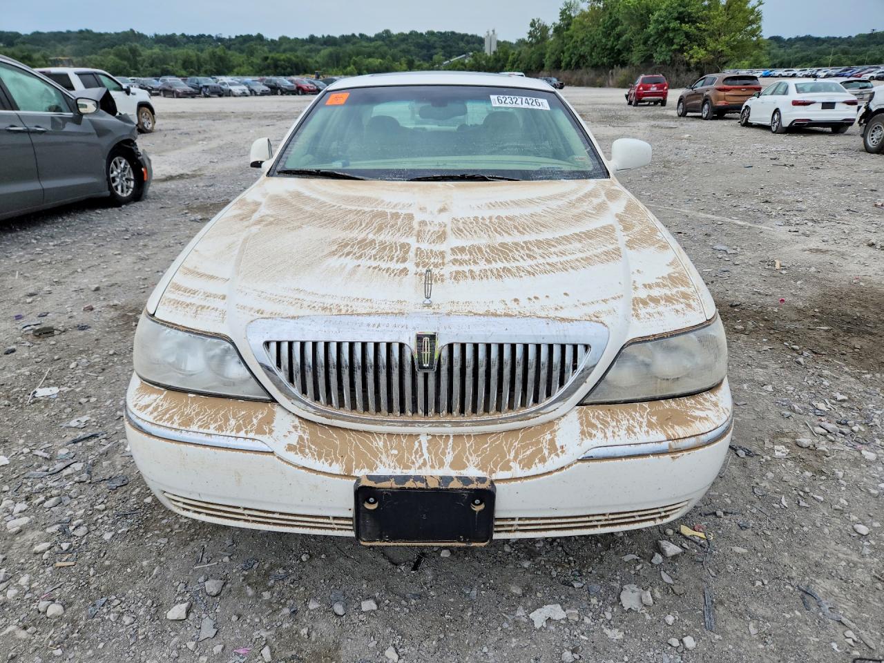 2005 Lincoln Town Car Signature Limited White vin: 1LNHM82W05Y658395