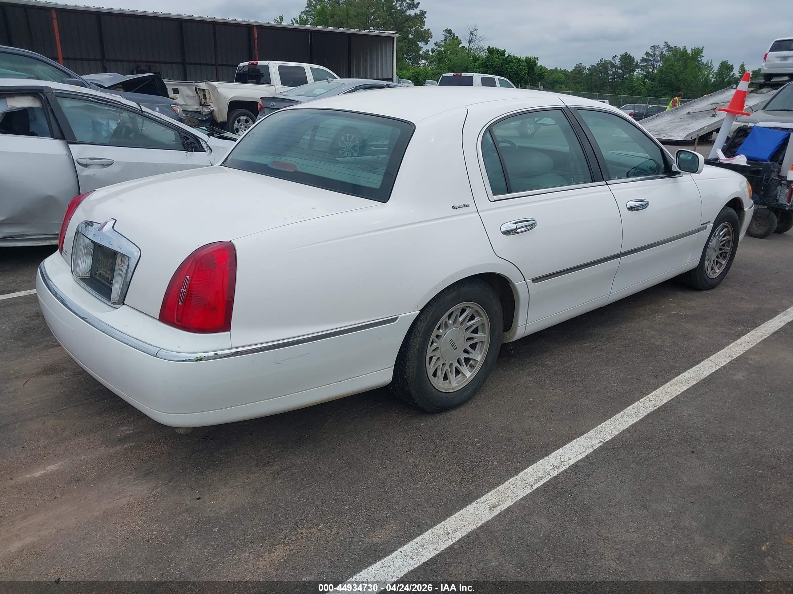 1999 Lincoln Town Car Signature White vin: 1LNHM82W0XY619373