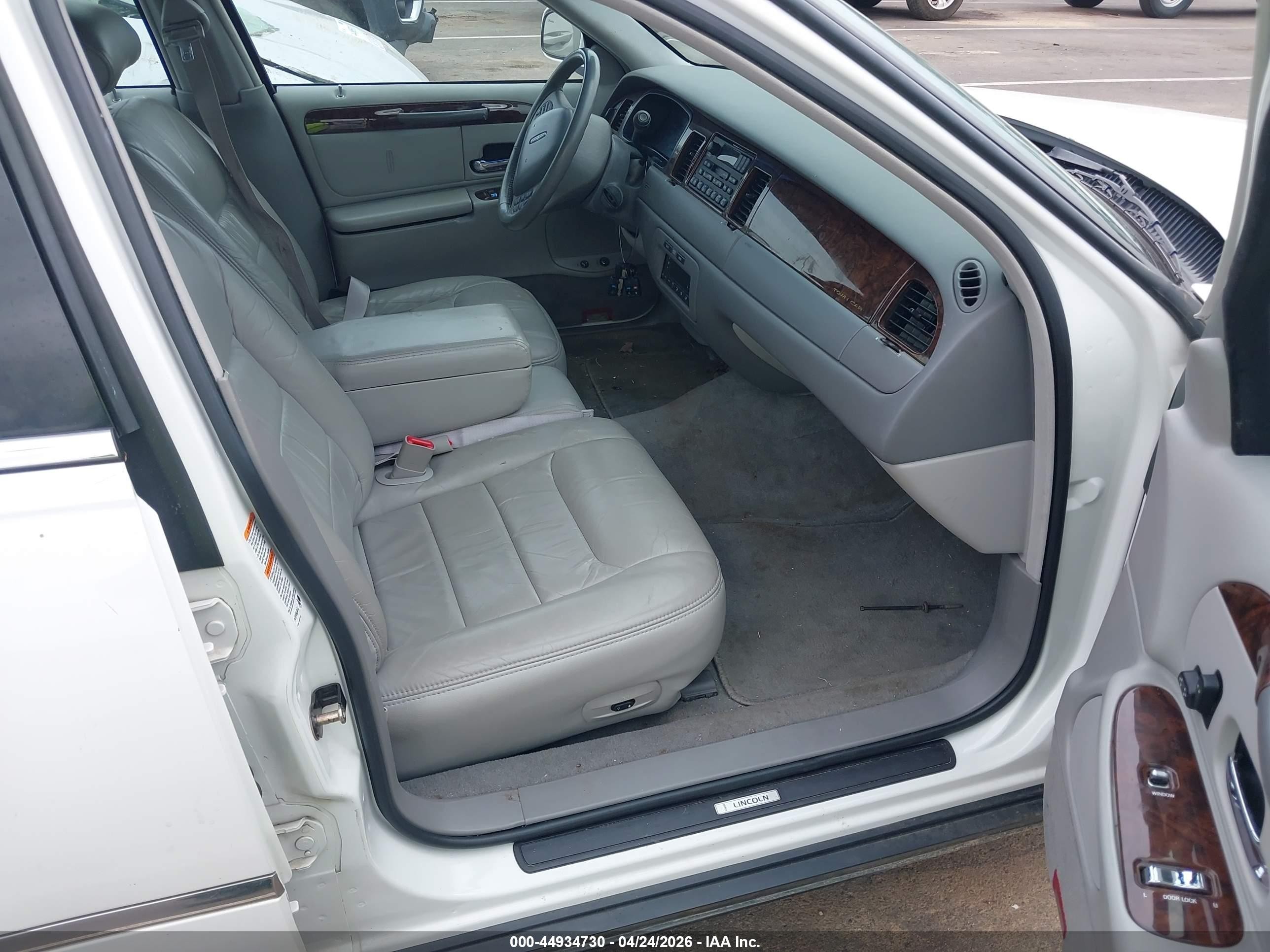 1999 Lincoln Town Car Signature White vin: 1LNHM82W0XY619373