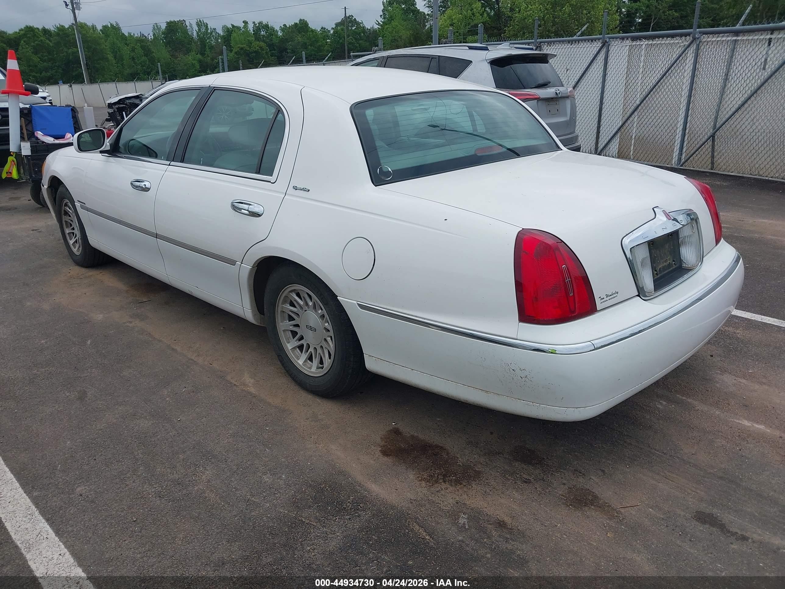 1999 Lincoln Town Car Signature White vin: 1LNHM82W0XY619373
