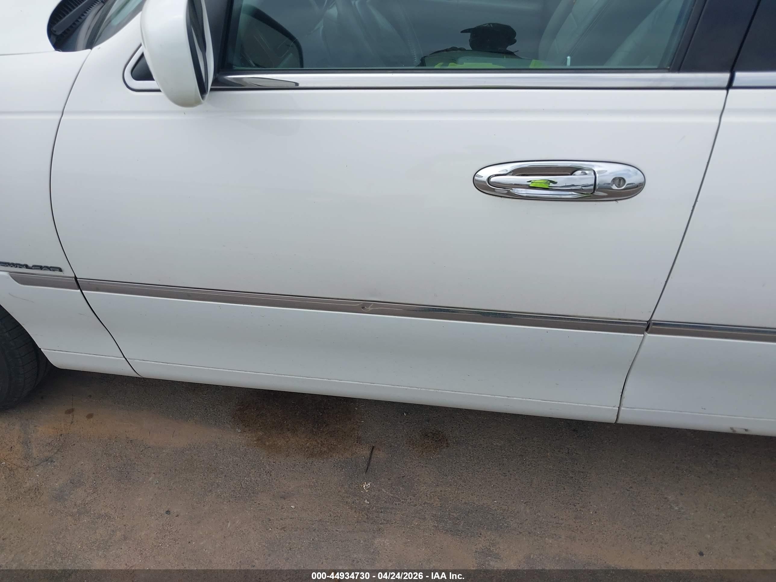 1999 Lincoln Town Car Signature White vin: 1LNHM82W0XY619373