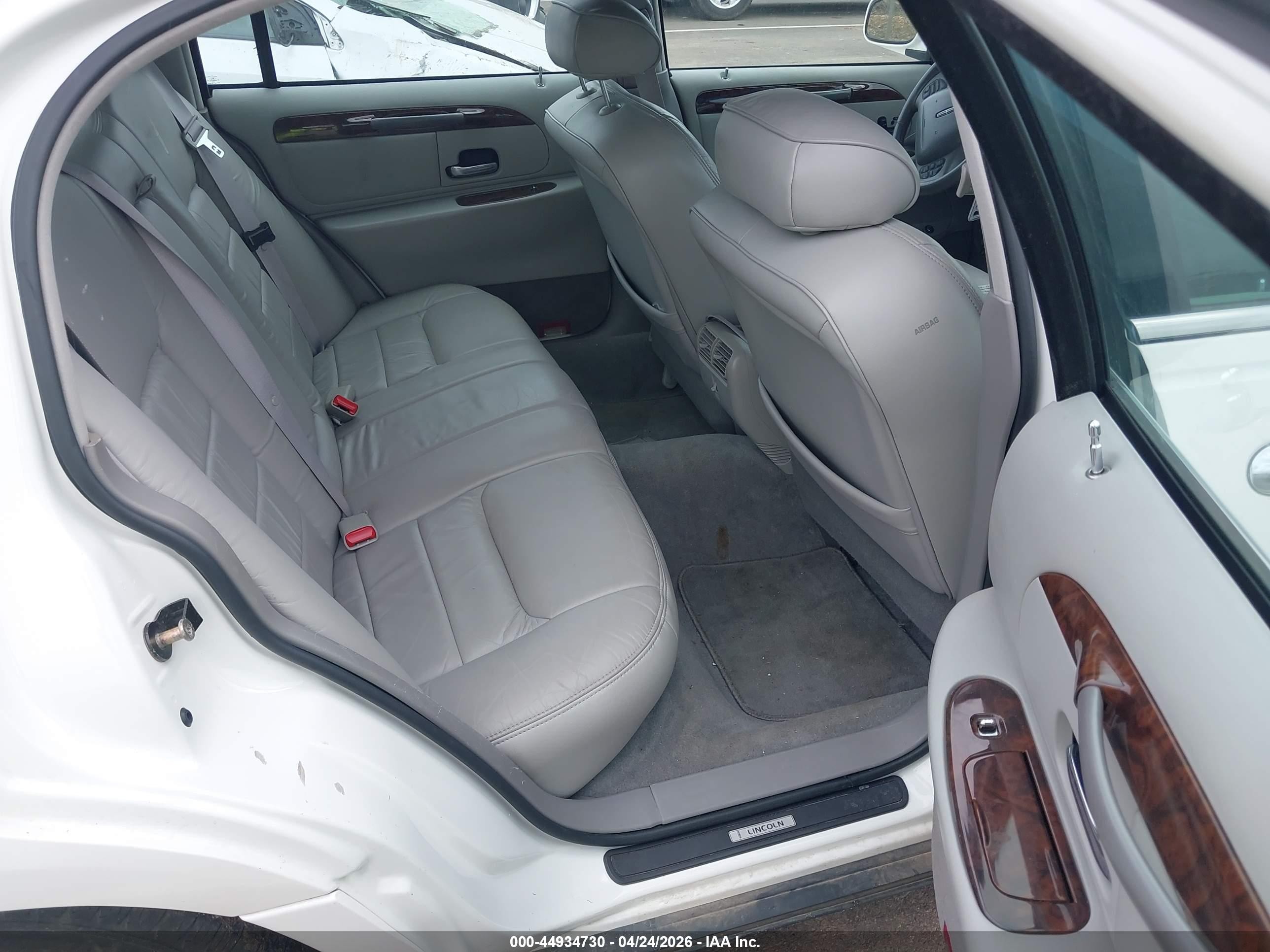 1999 Lincoln Town Car Signature White vin: 1LNHM82W0XY619373