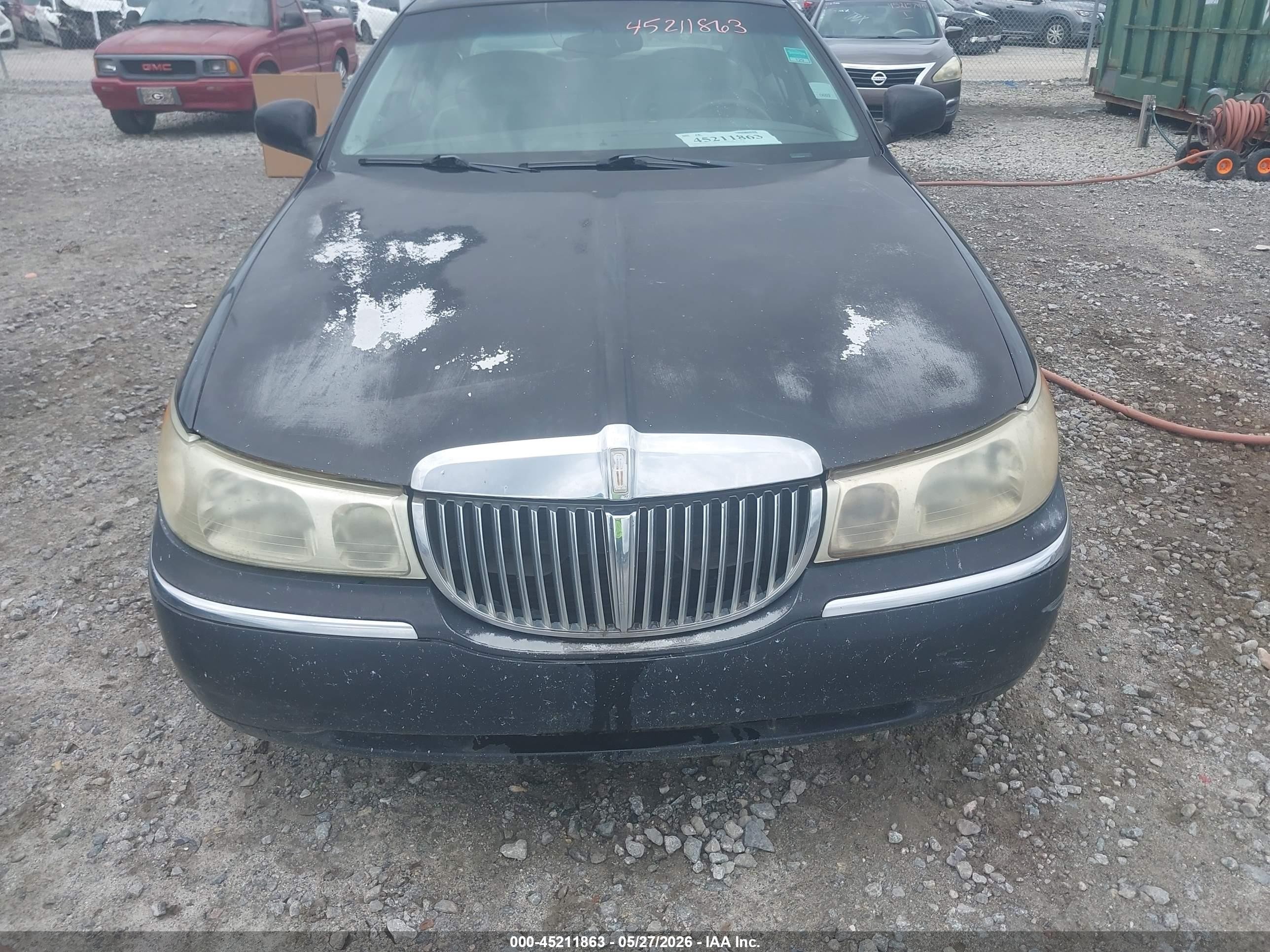 2000 Lincoln Town Car Signature Black vin: 1LNHM82W0YY799522