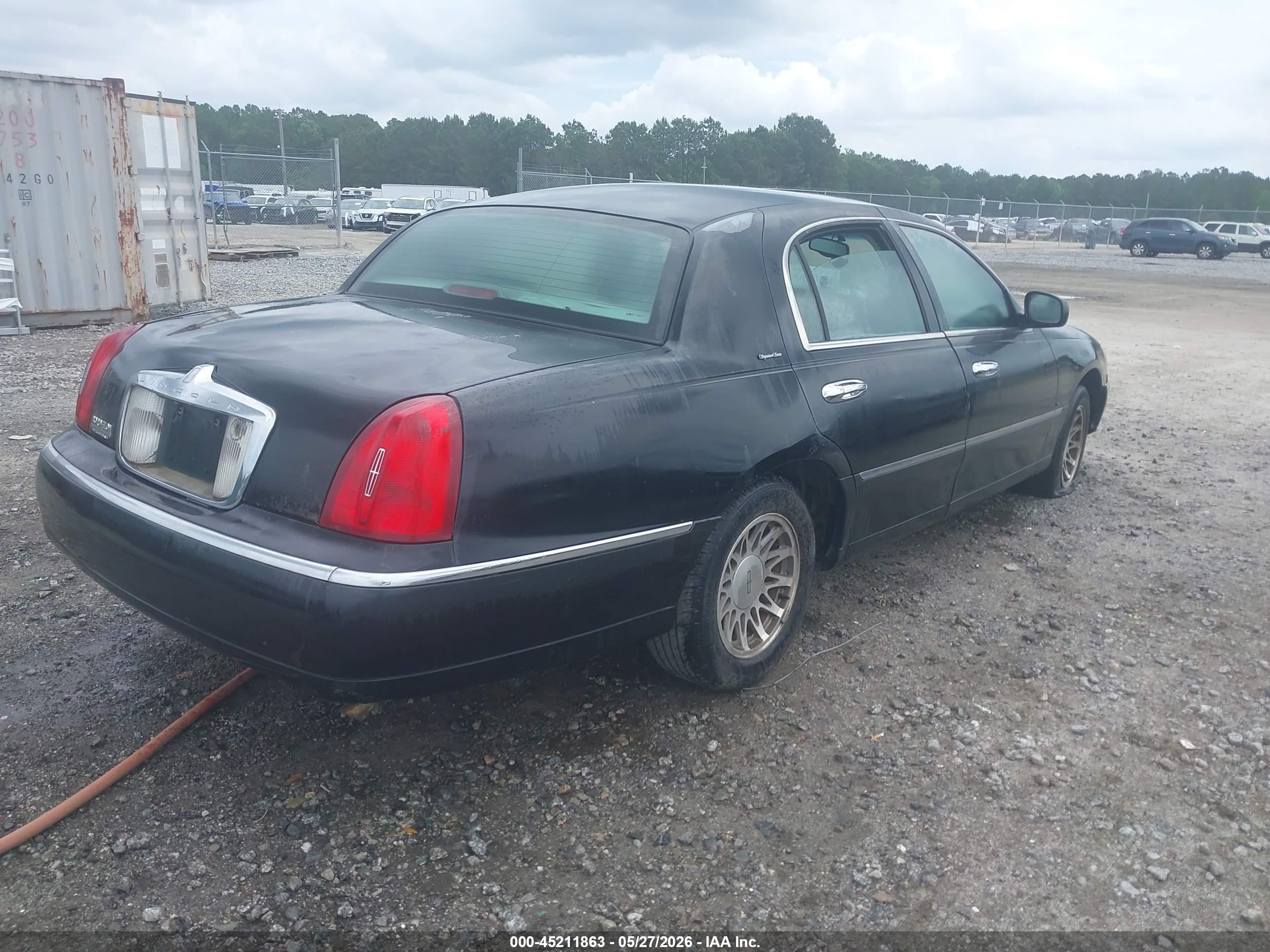 2000 Lincoln Town Car Signature Black vin: 1LNHM82W0YY799522