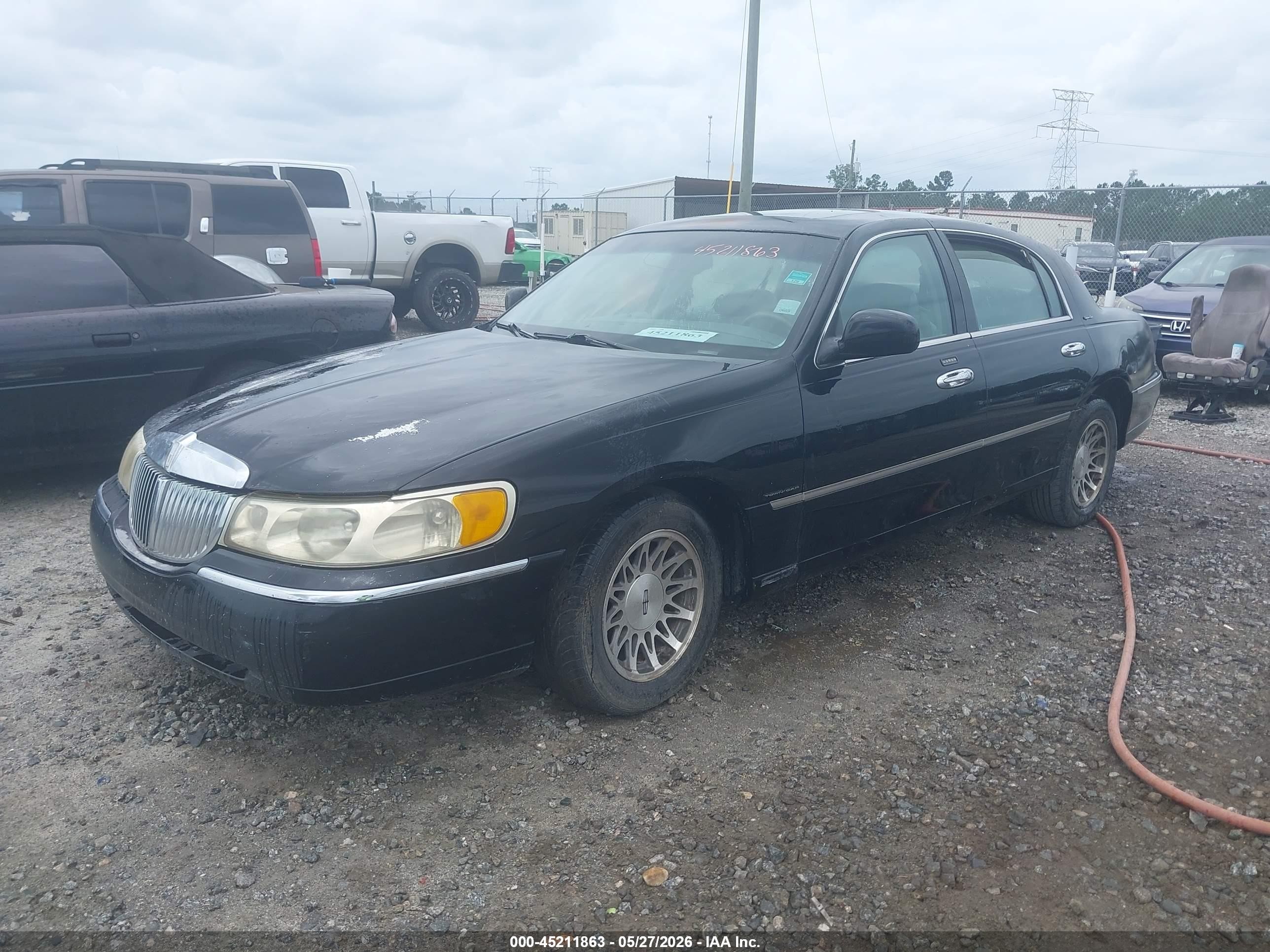 2000 Lincoln Town Car Signature Black vin: 1LNHM82W0YY799522