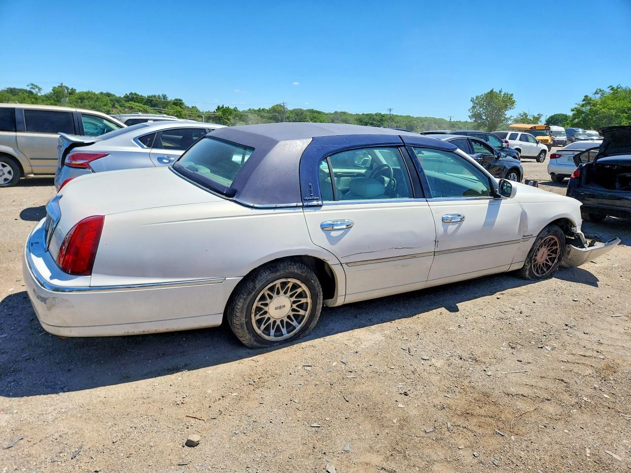 2000 Lincoln Town Car Signature White vin: 1LNHM82W0YY825536