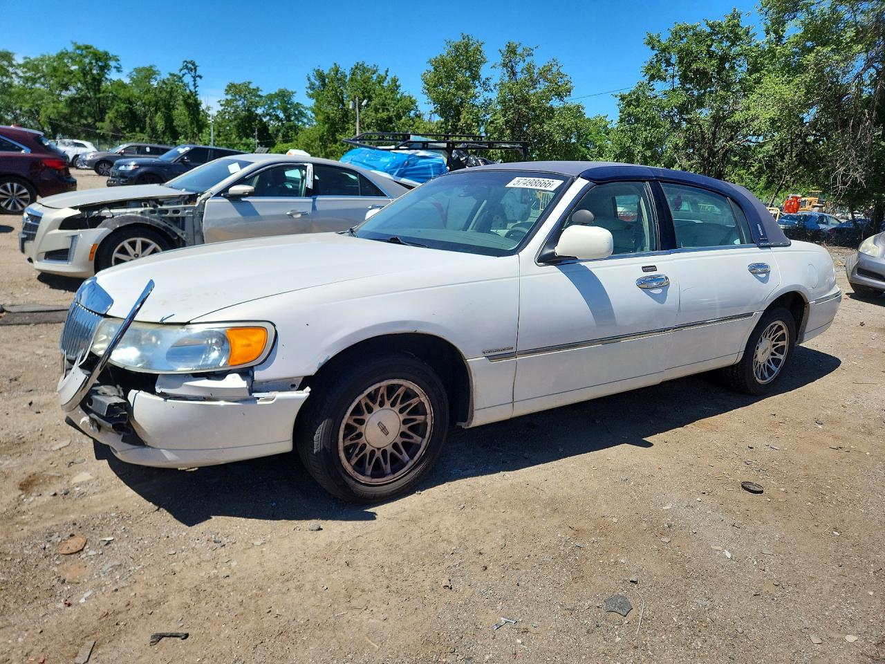 2000 Lincoln Town Car Signature White vin: 1LNHM82W0YY825536