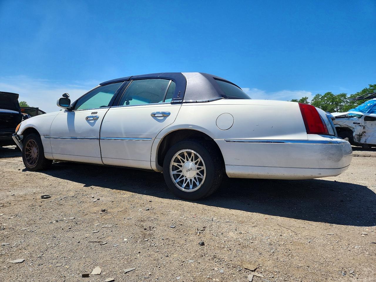2000 Lincoln Town Car Signature White vin: 1LNHM82W0YY825536