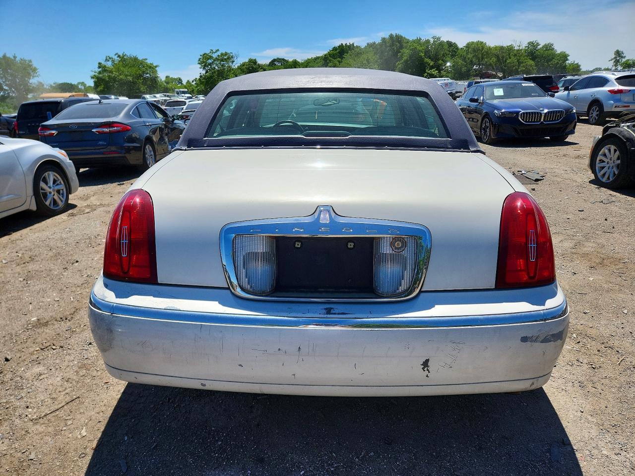 2000 Lincoln Town Car Signature White vin: 1LNHM82W0YY825536