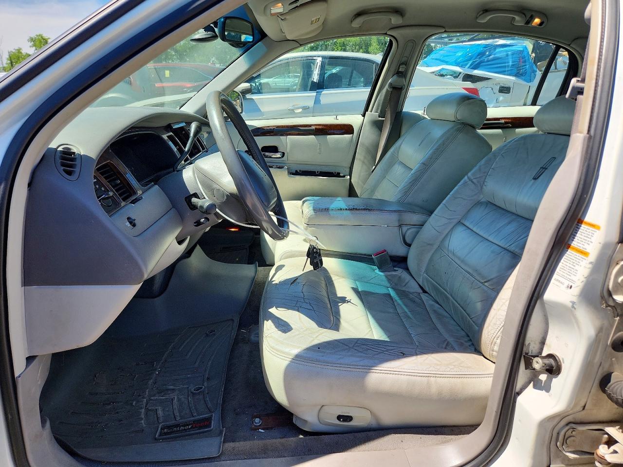 2000 Lincoln Town Car Signature White vin: 1LNHM82W0YY825536