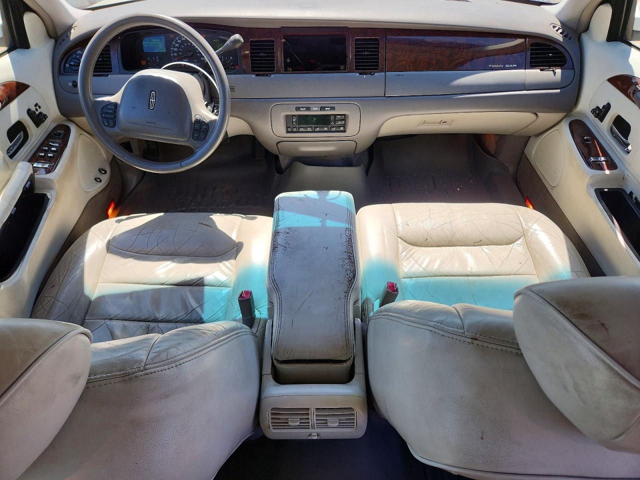 2000 Lincoln Town Car Signature White vin: 1LNHM82W0YY825536