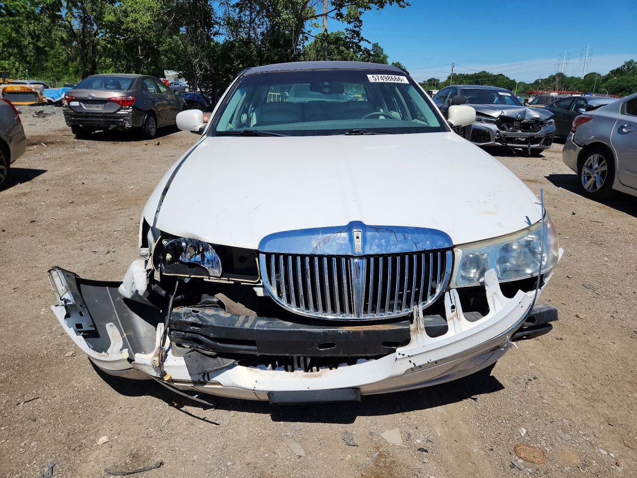 2000 Lincoln Town Car Signature White vin: 1LNHM82W0YY825536