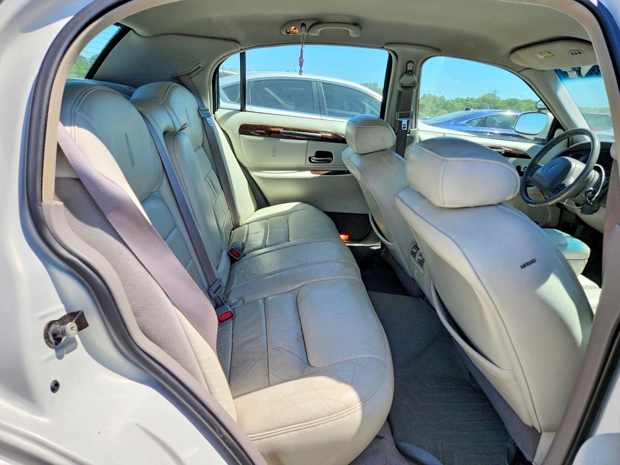2000 Lincoln Town Car Signature White vin: 1LNHM82W0YY825536