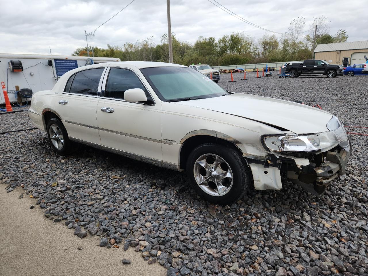 2002 Lincoln Town Car Signature White vin: 1LNHM82W12Y625773