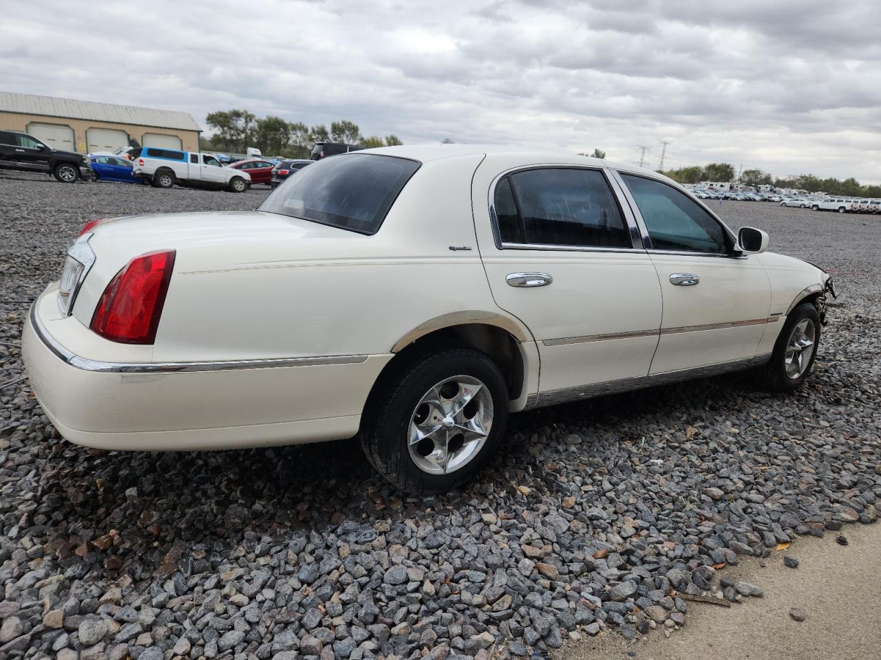 2002 Lincoln Town Car Signature White vin: 1LNHM82W12Y625773