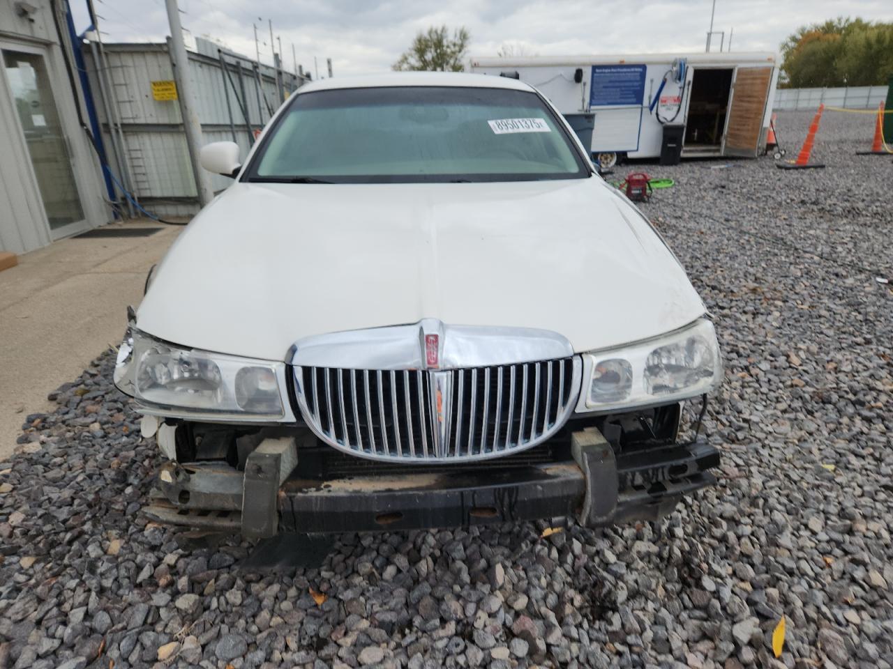 2002 Lincoln Town Car Signature White vin: 1LNHM82W12Y625773