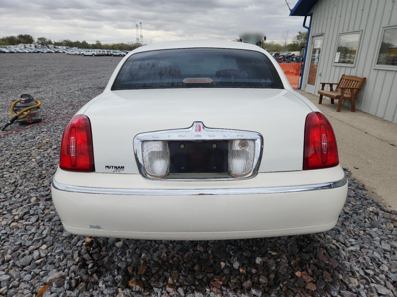 2002 Lincoln Town Car Signature White vin: 1LNHM82W12Y625773