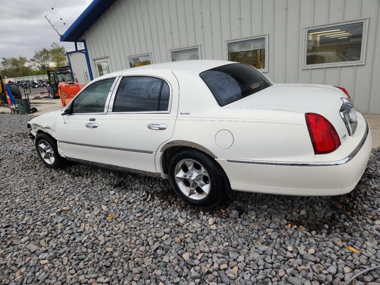 2002 Lincoln Town Car Signature White vin: 1LNHM82W12Y625773