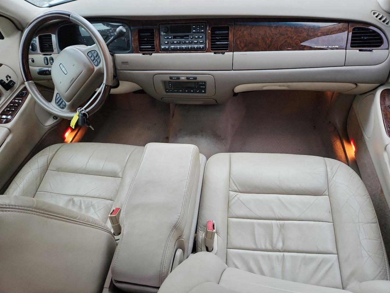 2002 Lincoln Town Car Signature White vin: 1LNHM82W12Y625773