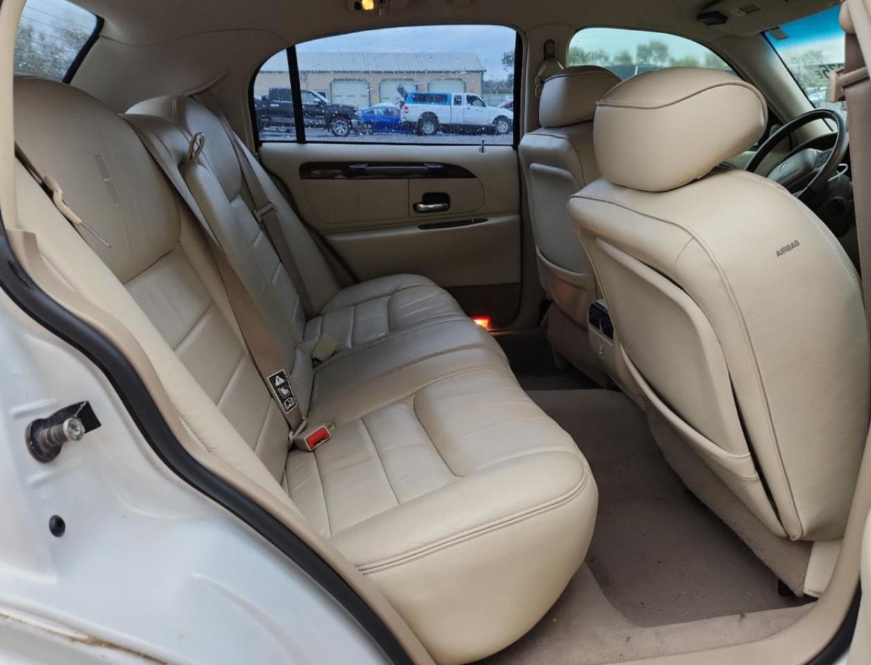 2002 Lincoln Town Car Signature White vin: 1LNHM82W12Y625773