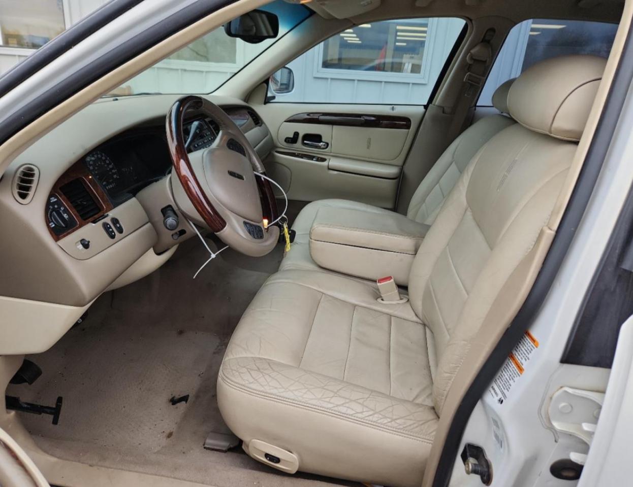 2002 Lincoln Town Car Signature White vin: 1LNHM82W12Y625773